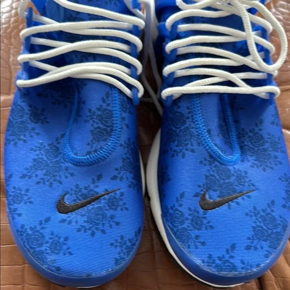 Nike Blue and White Athletic Shoes with Sporty Design - Picture 2 of 5